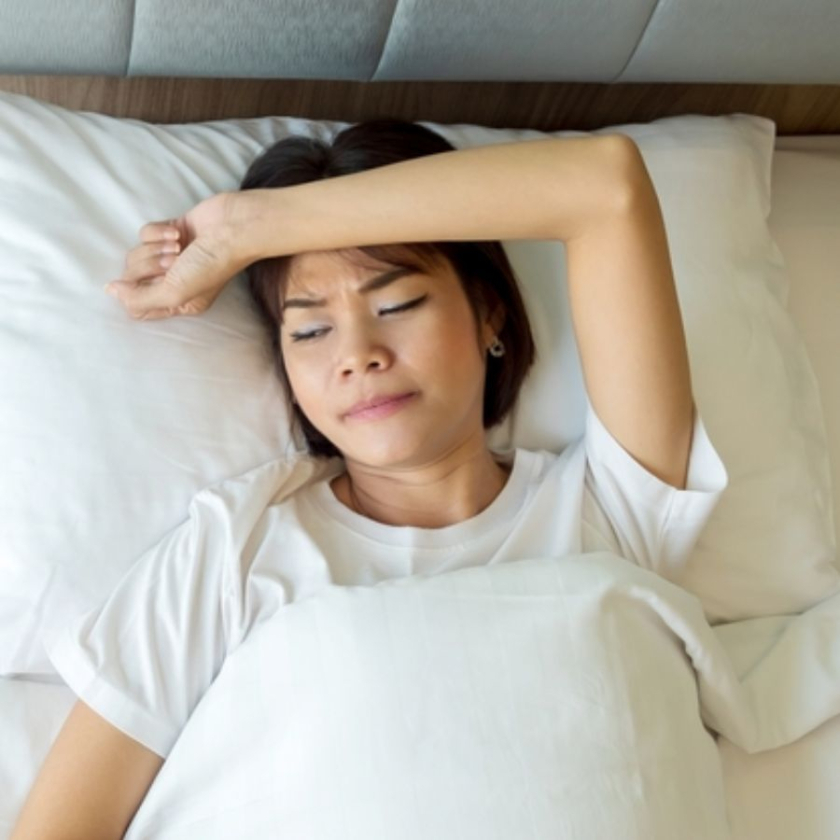tư thế ngủ để 2 tay lên đầu
